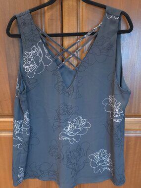 DEX Blouse sleeveless V neck with criss coss straps in back 1X